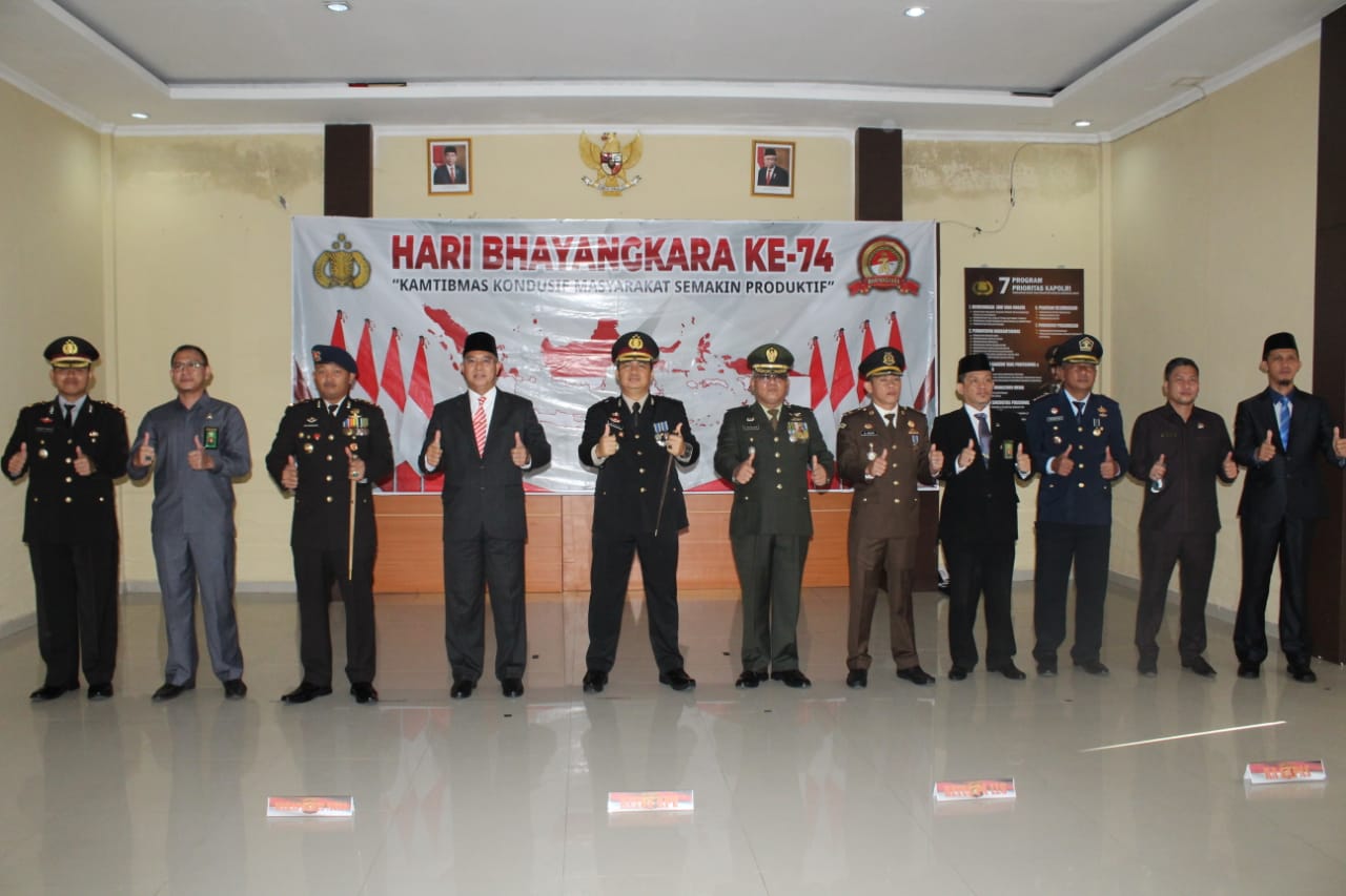Bupati Ikuti Upacara HUT Bhayangkara ke-74 di Mapolres Mura