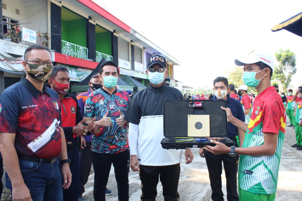 Bupati H2G Serahkan Bantuan Alat Olahraga Kepada Atlit dan Pelatih Binaan Dispora Mura