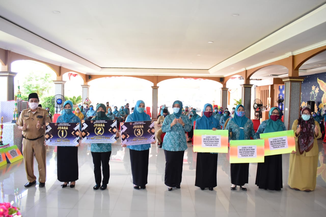 Pemkab MURA melalui TP PKK Musi Rawas serahkan Bantuan dan pemberian hadiah lomba PKK Kabupaten Musi