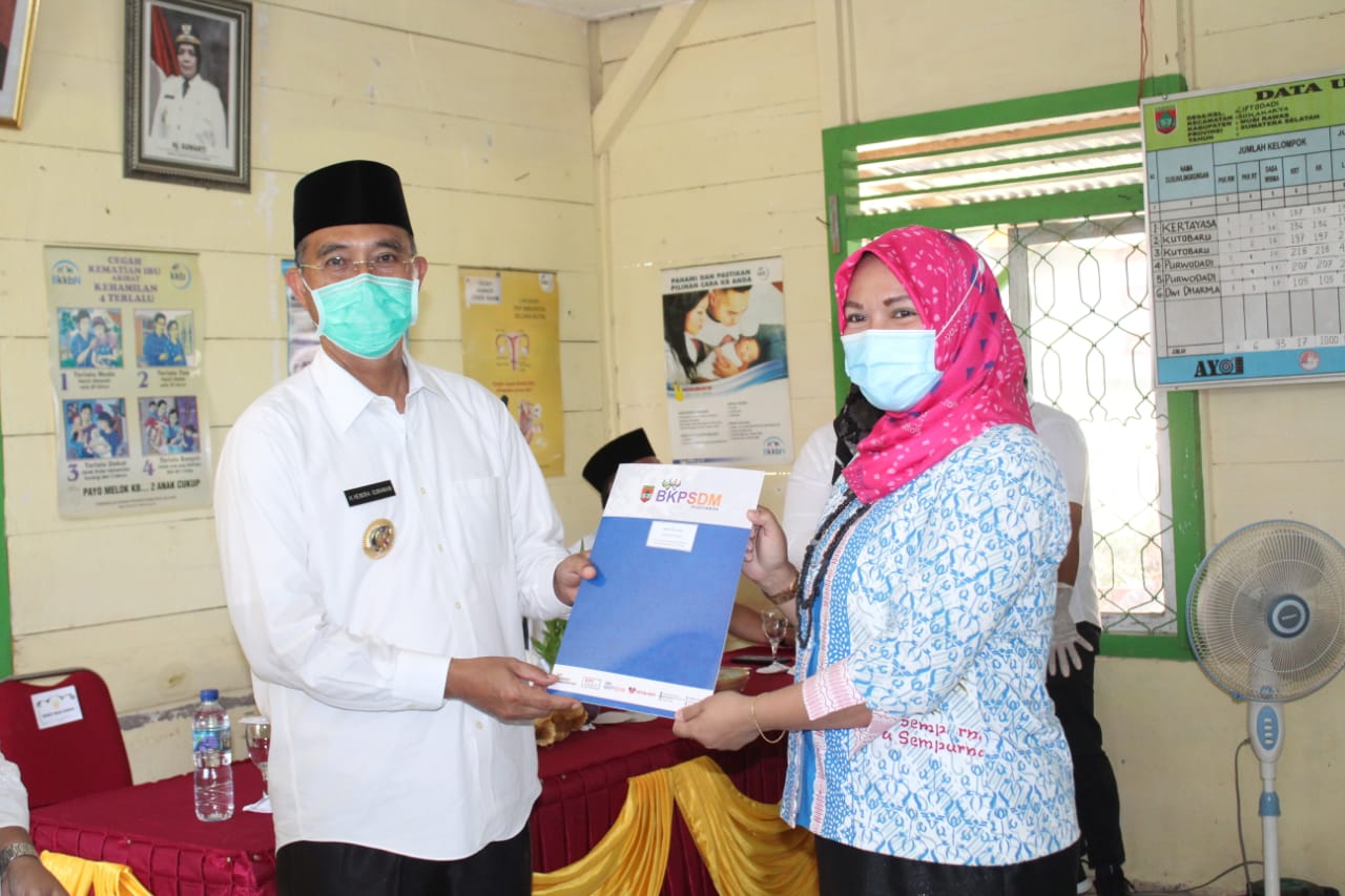 Sebanyak 17 ASN di Sukakarya dan BTS Ulu Terima SK Kenaikan Pangkat Dari Bupati