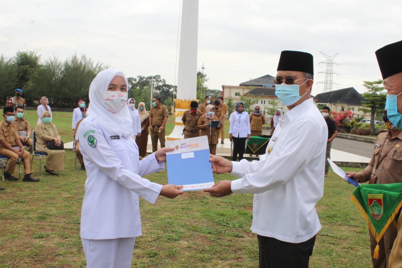 Bupati Mura Menyerahakan Langsung Petikan Keputusan Bupati Tentang Kenaikan Pangkat PNS Periode 01 O