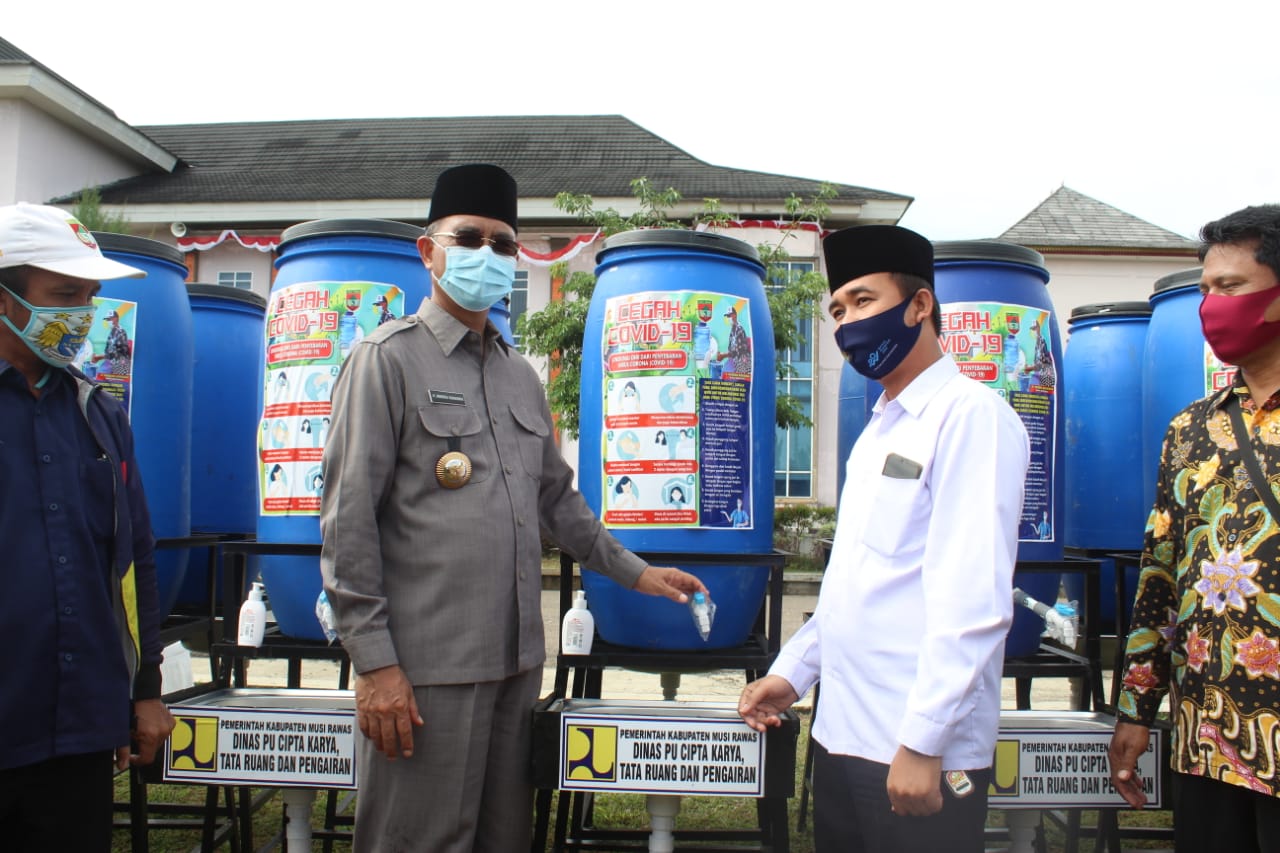 Bupati H2G Serahkan Bantuan Alat Cuci Tangan Kepada Tempat Ibadah, Pondok Pesantren, dan Sekolah Se-