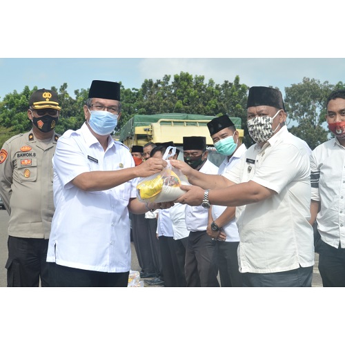 Pjs Bupati MURA Serahkan Langsung Bansos Tahap IV dan Bansos Untuk Pegawai Non ASN RSUD Dr Sobirin