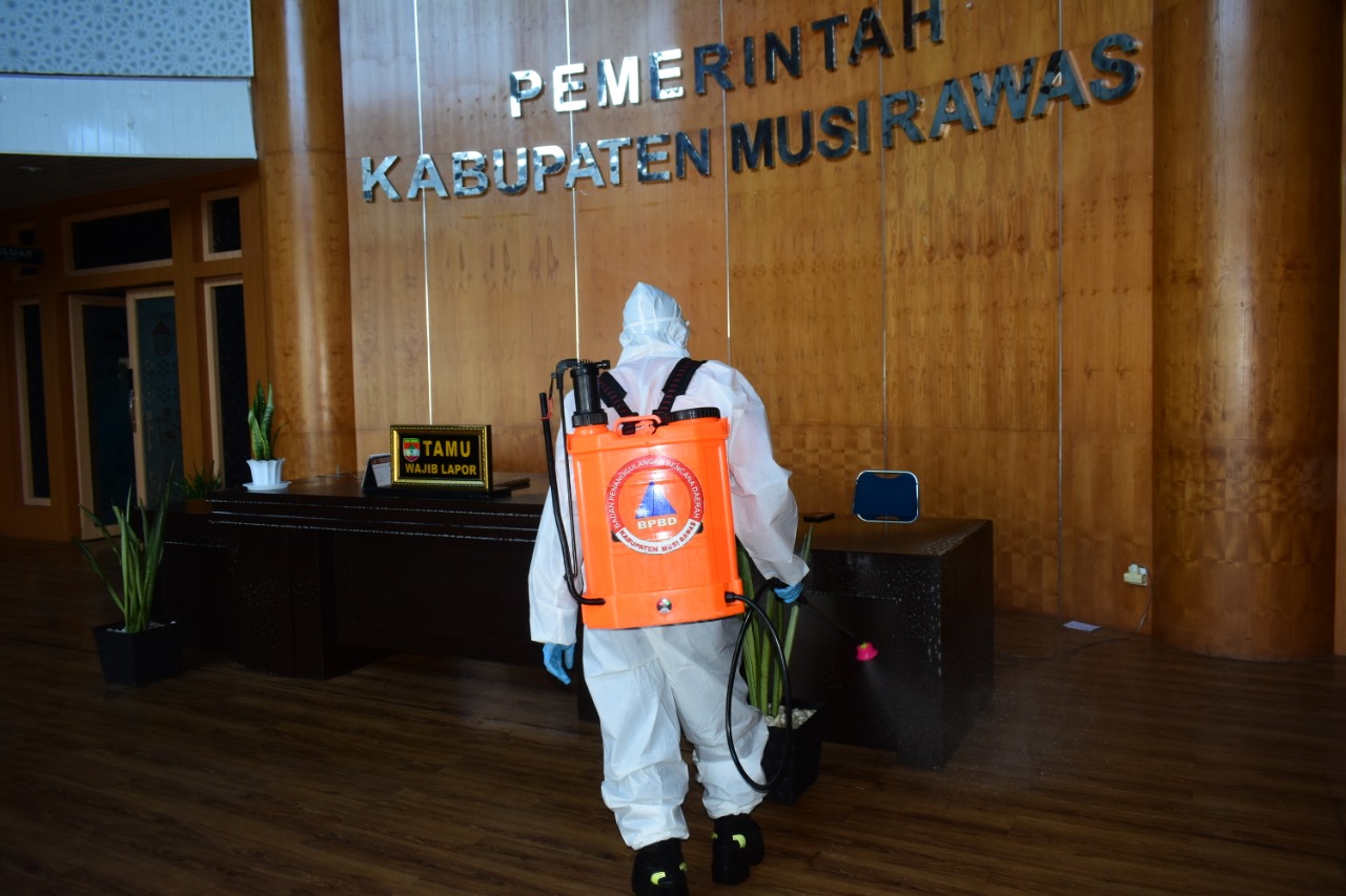 Pemerintah Kabupaten Musi Rawas melakukan Penyemprotan Desinfektan di Setda Kabupaten Musi Rawas