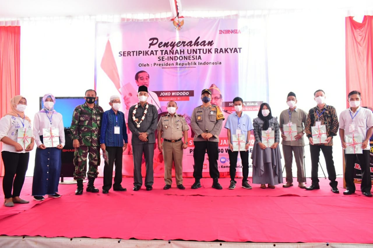 Bupati Musi Rawas menyerahkan Sertifikat Tanah untuk masyarakat Desa Keburu di Kantor BPN Musi Rawas