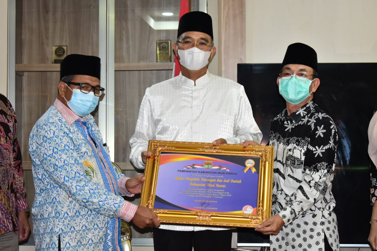 Bupati Musi Rawas Berikan penghargaan kepada BPKAD dan Bagian Administrasi Keuangan Kabupaten Musi
