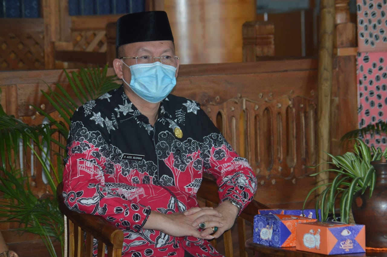 Via Vidcon, Asisten II Mura Ikut Saksikan Acara Serah Terima KKN UMP Angkatan Ke-55