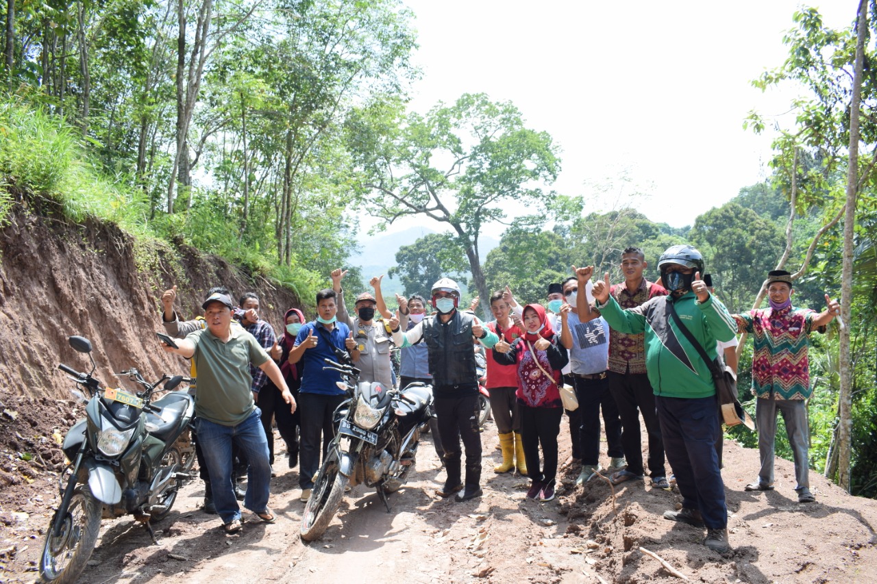 Tak Lagi Terisolir, Bupati Mura Tinjau Pembangunan Jalan Dusun Sri Pengantin