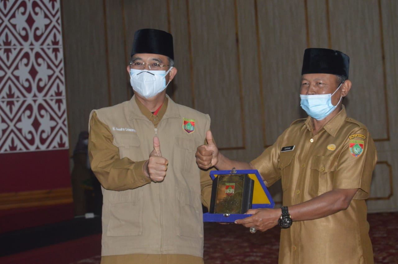 Bupati H2G Pimpin Rapat Staf Sekaligus Serahkan Plakat Bagi JPT Pratama yang Memasuki Purna Tugas