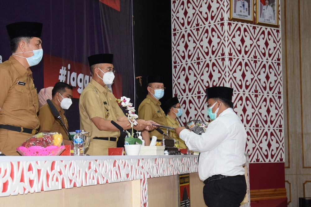 Bupati Musi Rawas menyerahkan langsung Petikan Pengangkatan P3K di Kabupaten Musi Rawas