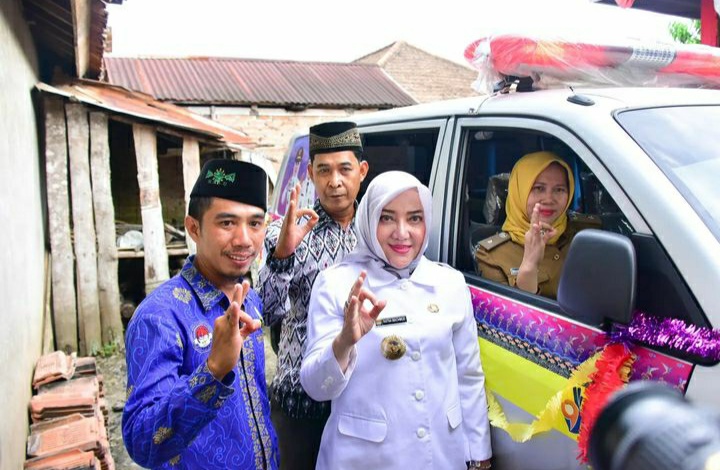 Bantuan ambulans desa, susu balita dan kartu JKN KIS untuk masyarakat Desa Suro