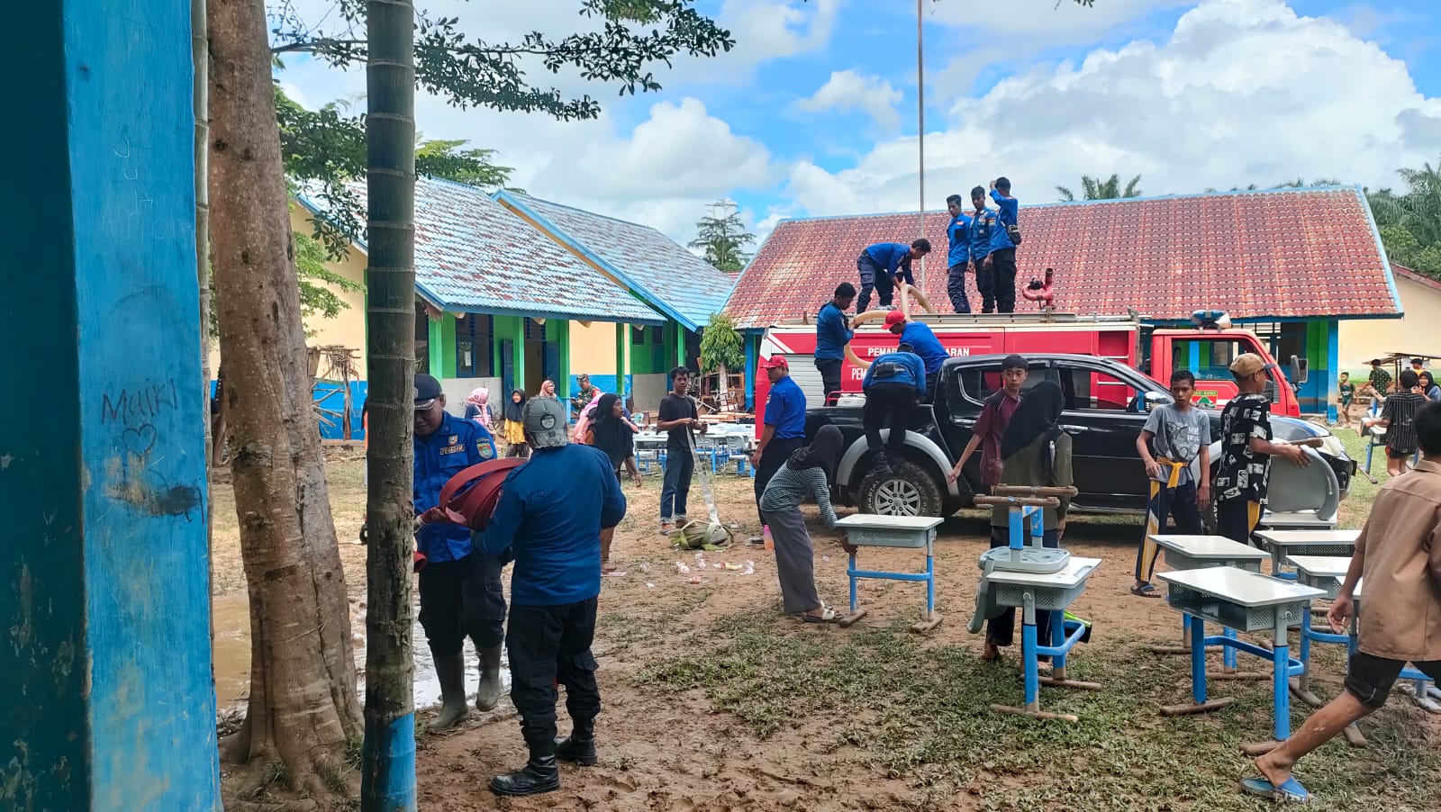 Damkar Mura Bersihkan Lumpur Pasca Banjir Pasenan