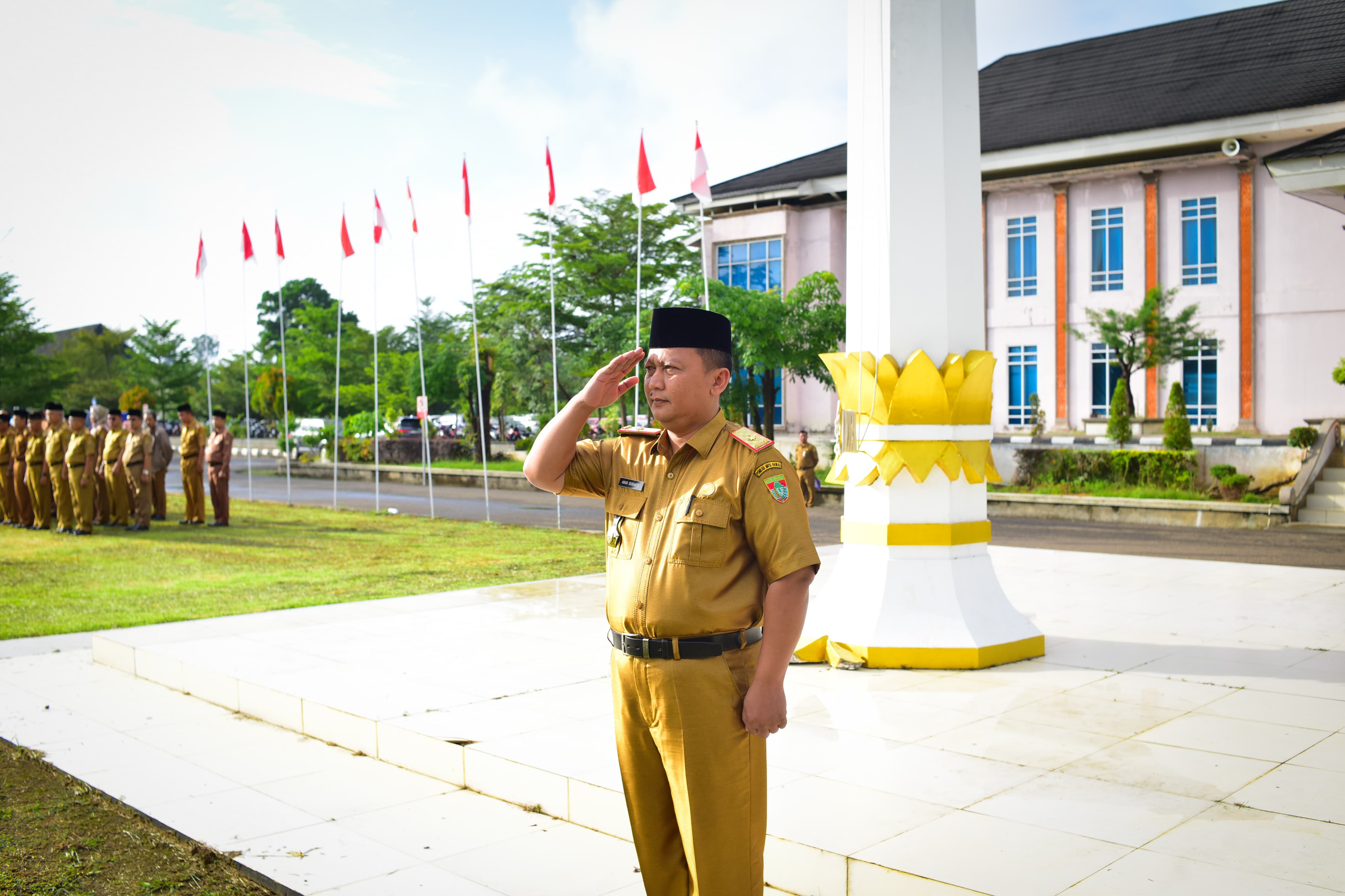 Apel Pagi di Halaman Kantor Bupati Musi Rawas, dipimpin Staf Ahli Bupati Bidang Kemasyarakatan dan SDM