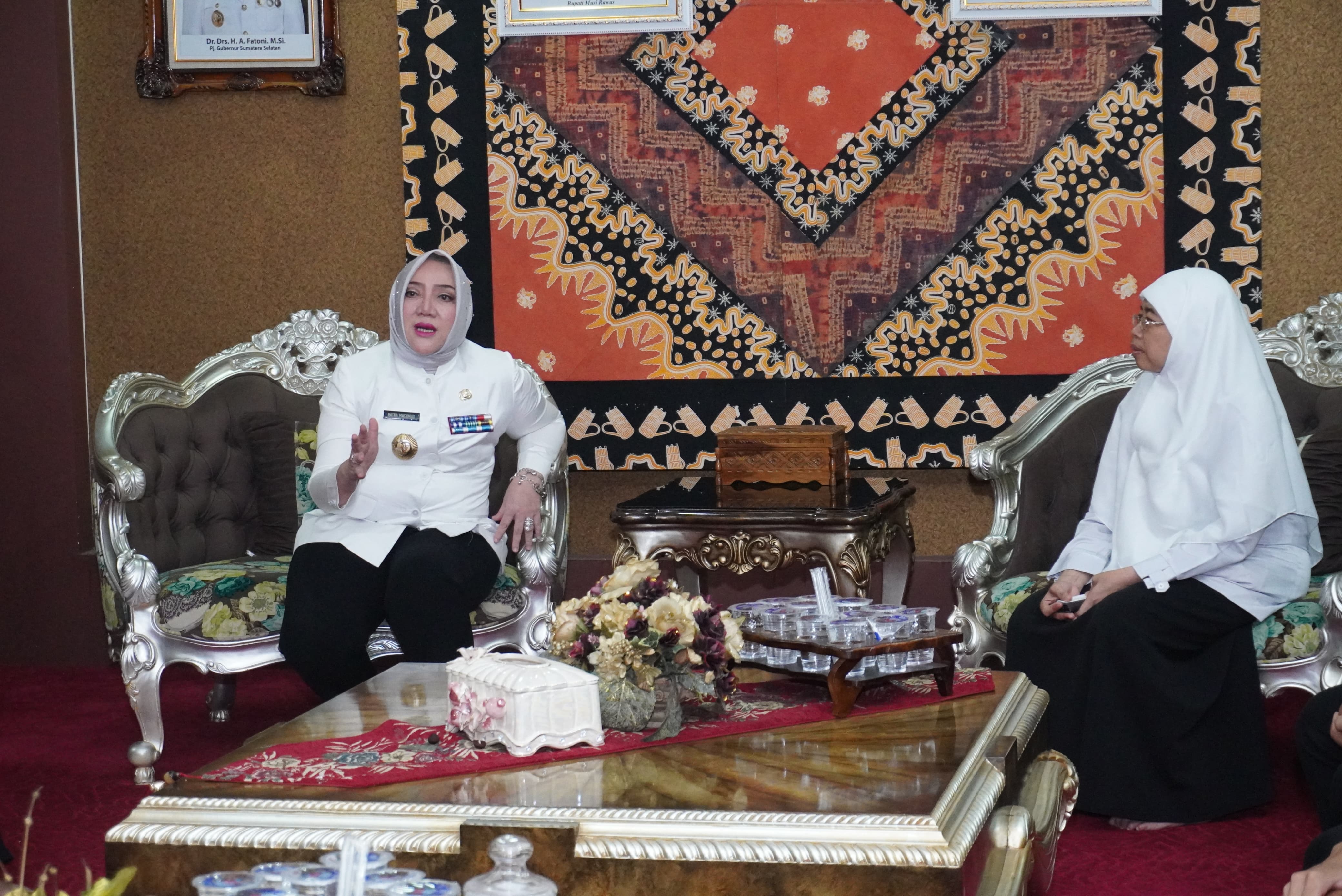 Bupati Hj Ratna Machmud Melepas Tim Kesenian Mengikuti Festival Sriwijaya