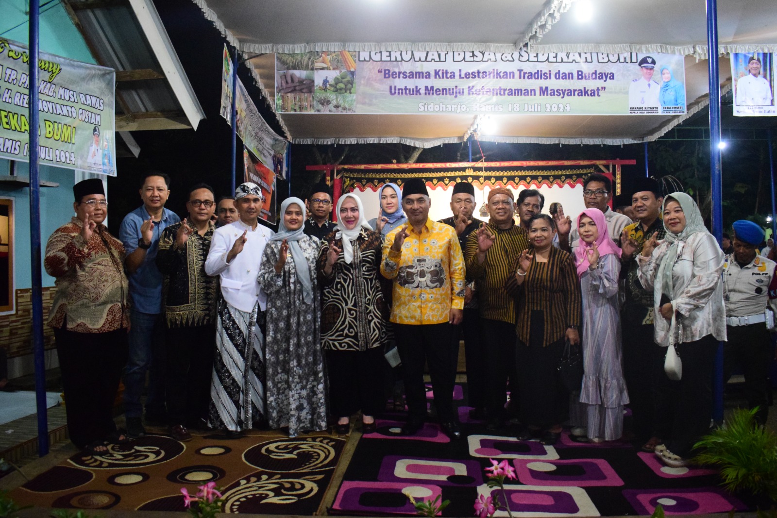 Menghadiri Acara Sedekah Bumi, Bupati Mura dan Ketua TP PKK Berikan Bantuan