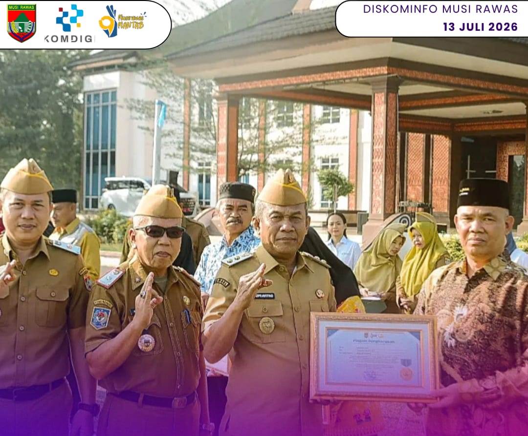 Wabup Mura Pimpin Apel Pagi dan Penyerahan Bingkisan Bagi Pegawai Negeri Sipil yang Memasuki Masa Purna Tugas